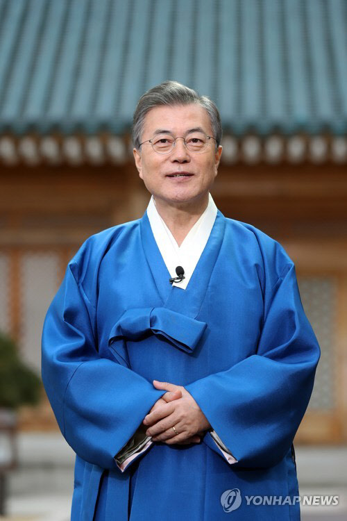 문 대통령, 무술년 설날 인사 영상 메시지 문재인 대통령이 무술년을 맞아 한복을 입고 설날 인사를 하고 있다.